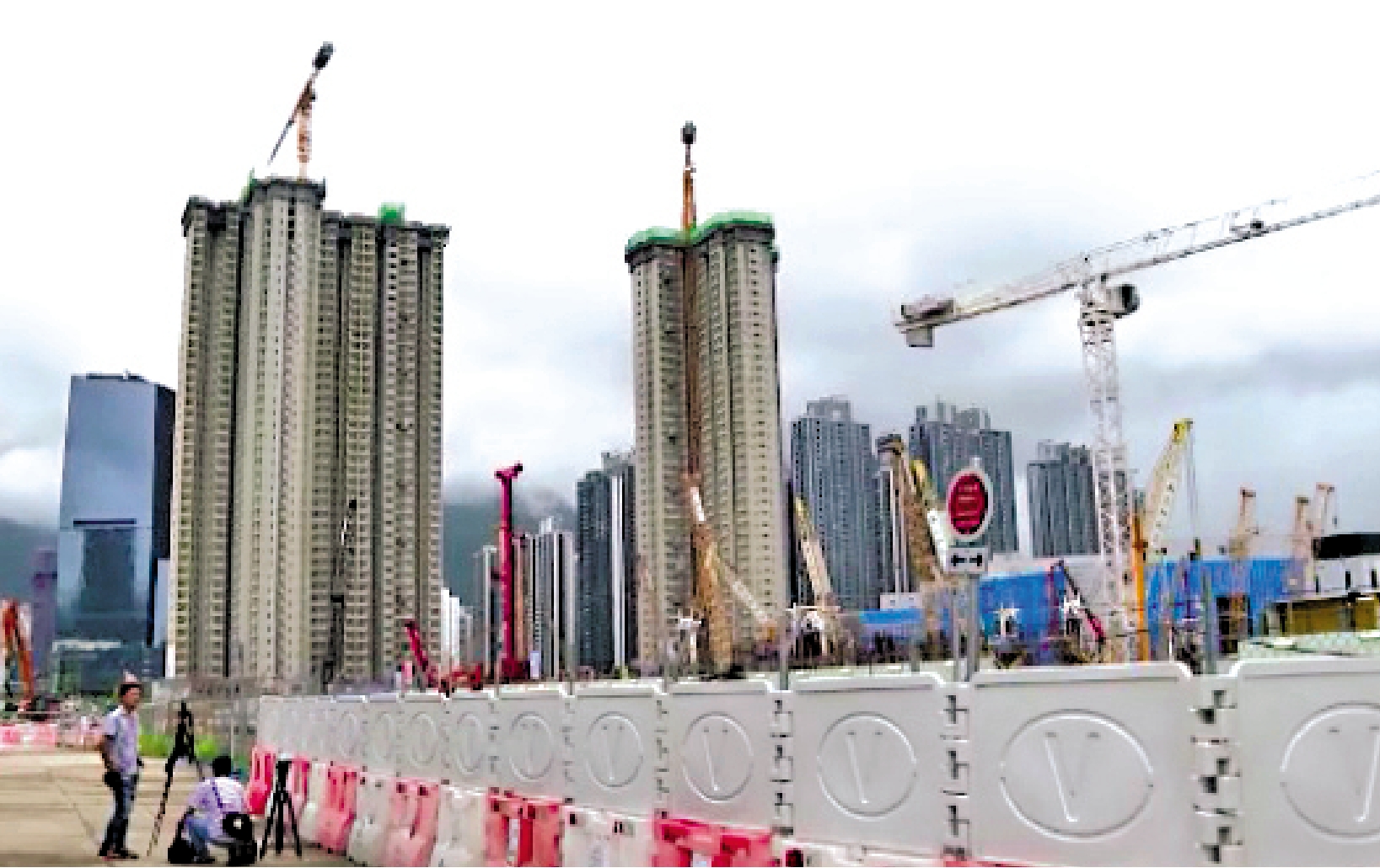 　　圖：啟德發展區2B3的居屋地盤因鄰近沉降監測點紀錄達預設停工指標，須緊急停止打樁。