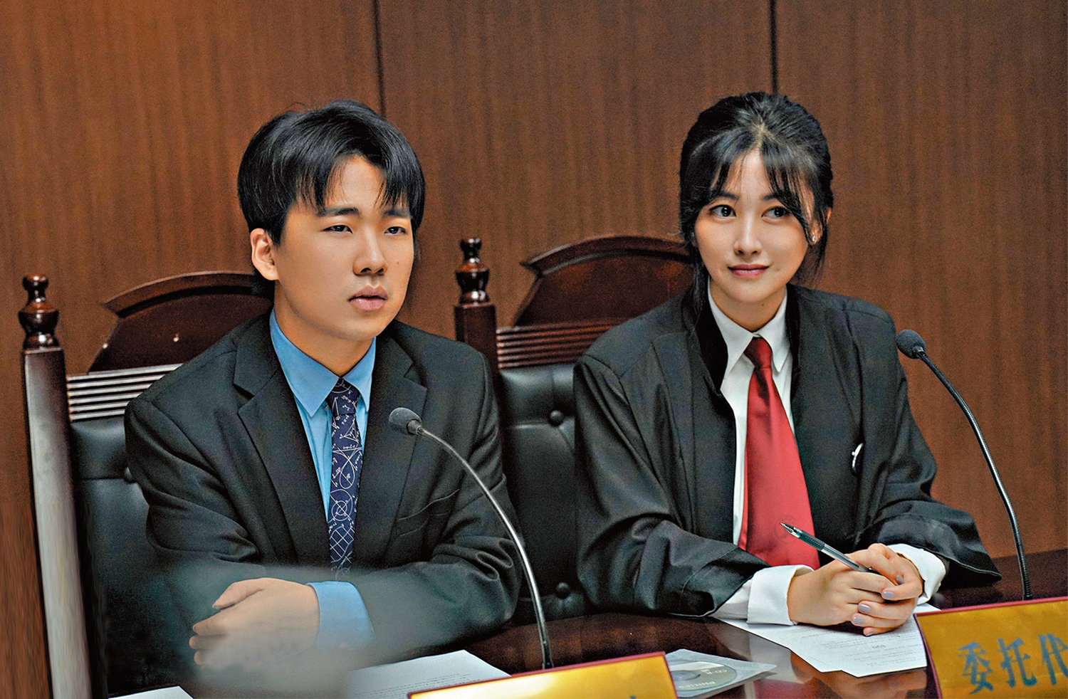 　　圖：潘岩（左）在律師行前輩帶領下，慢慢成長。