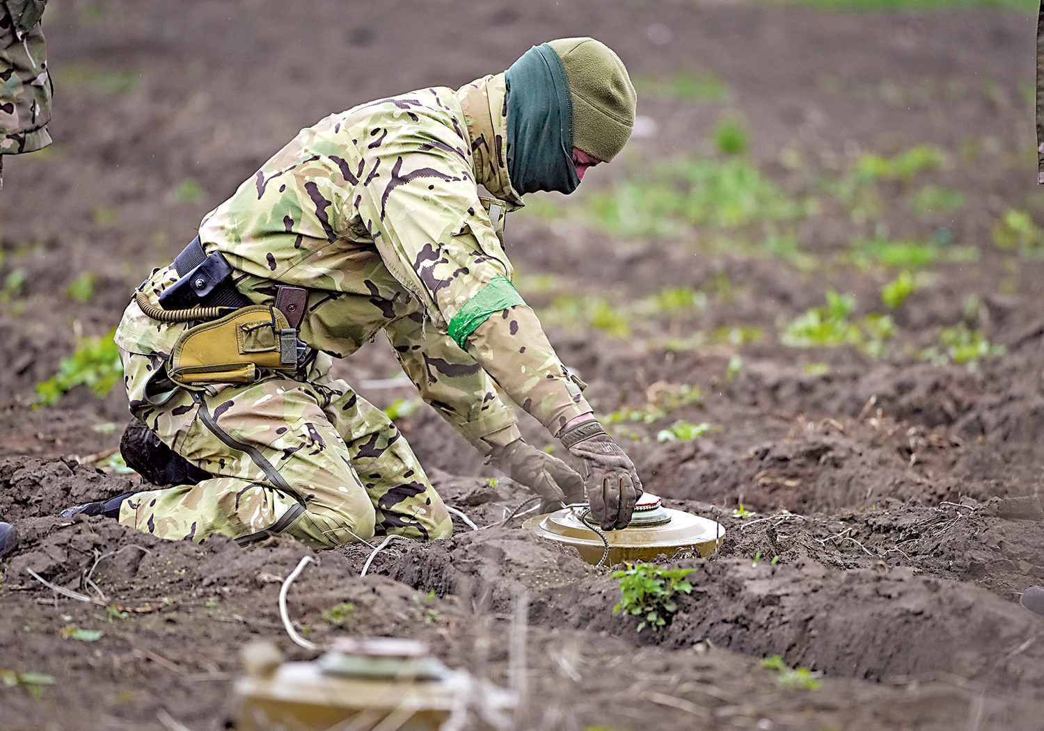 　　圖：烏境內埋有大量地雷，圖為一名烏克蘭工兵在排雷。\美聯社