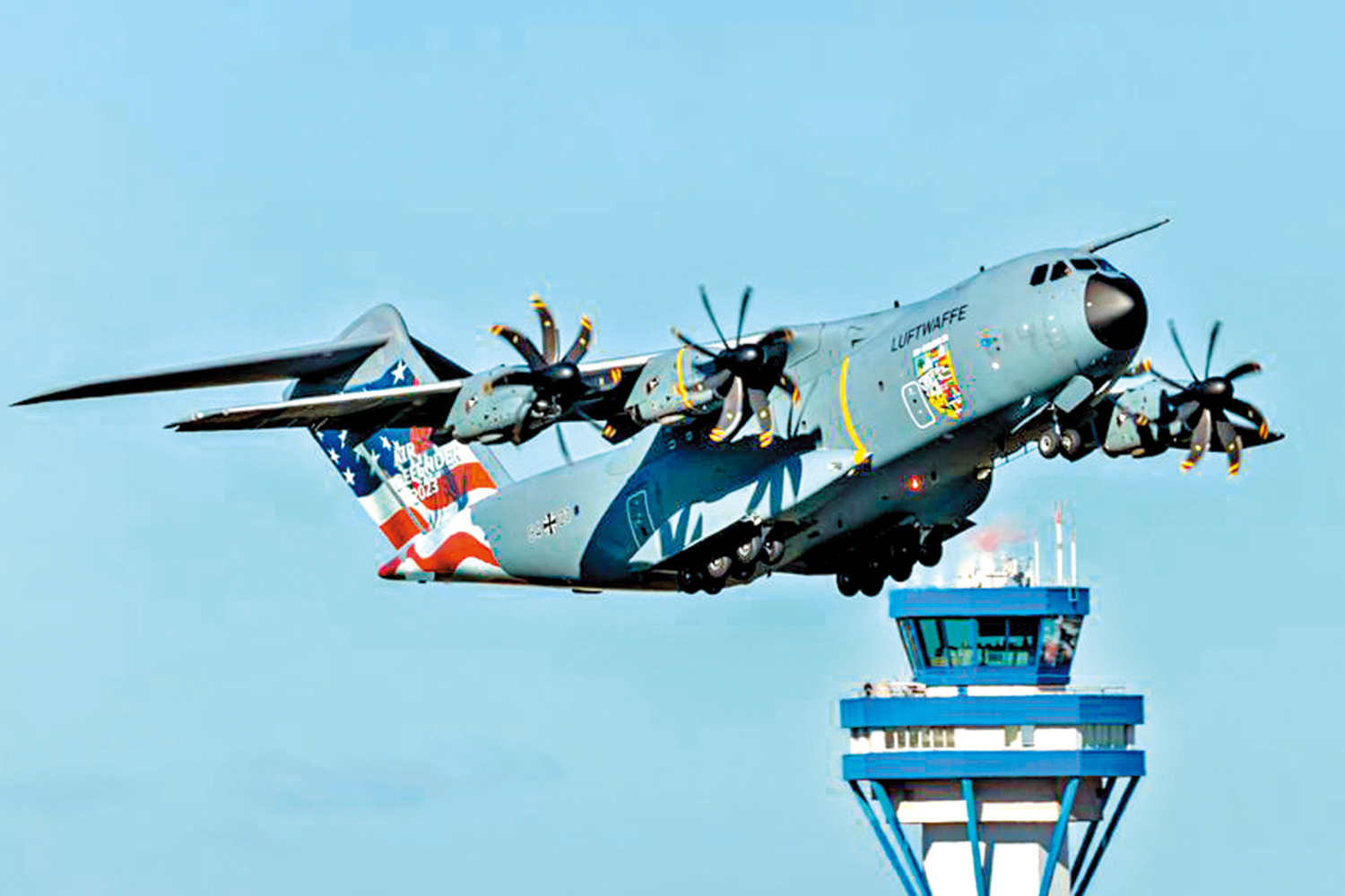 　　圖：德國空軍的一架軍用運輸機在演習前起飛。\網絡圖片