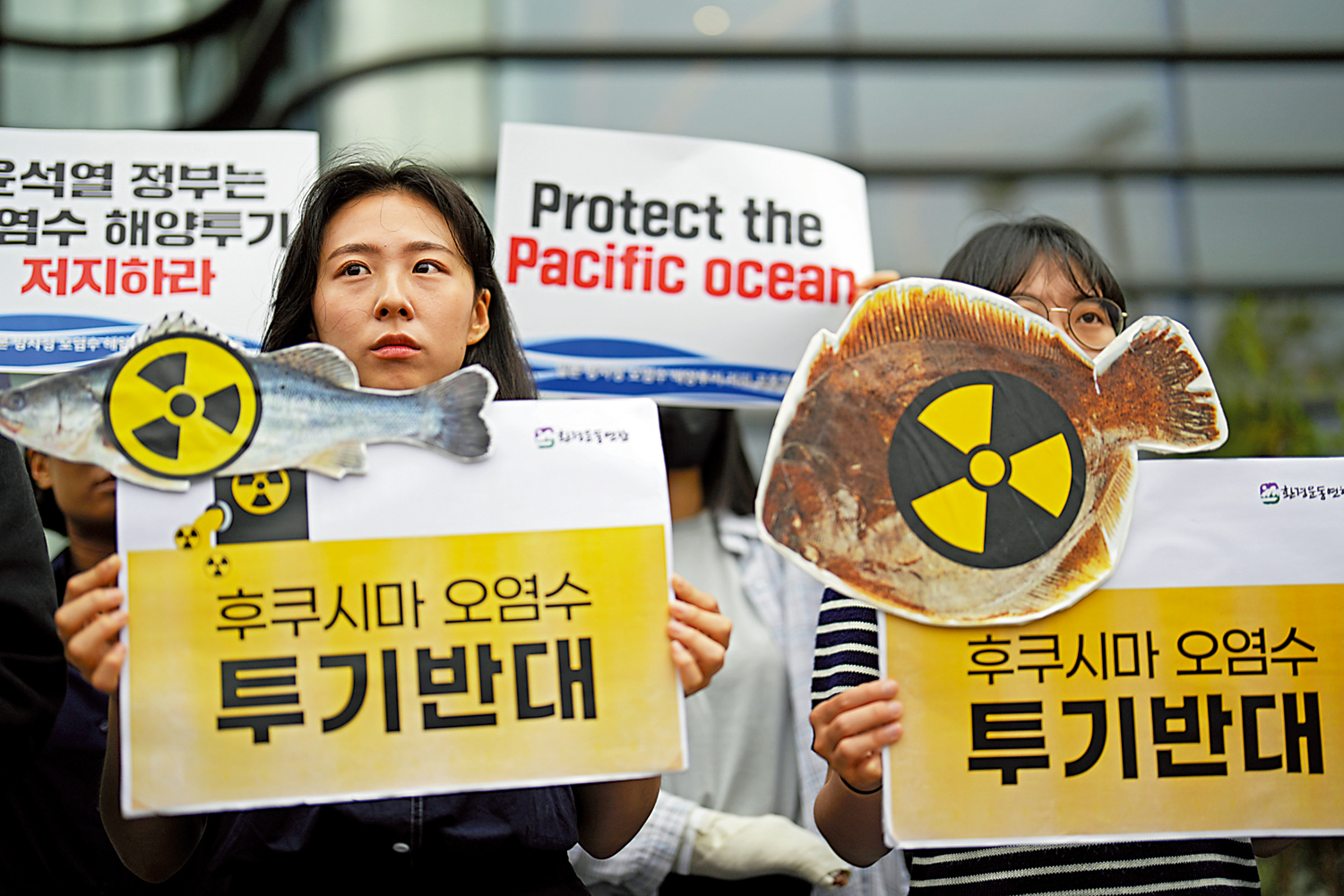 　　圖：韓國民間團體8日聚集在日本駐韓大使館前，抗議日方排放核污水。\美聯社