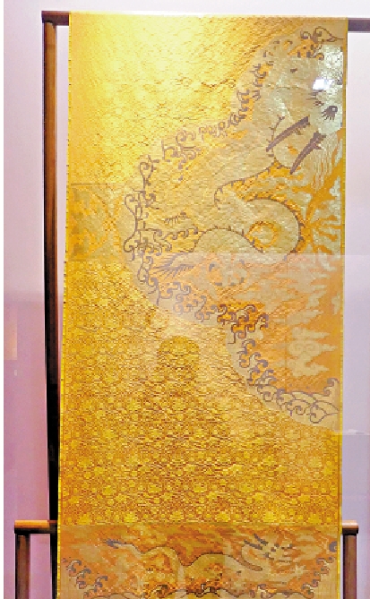 　　圖：南京雲錦研究所複製的明代三色金龍袍雲錦料。