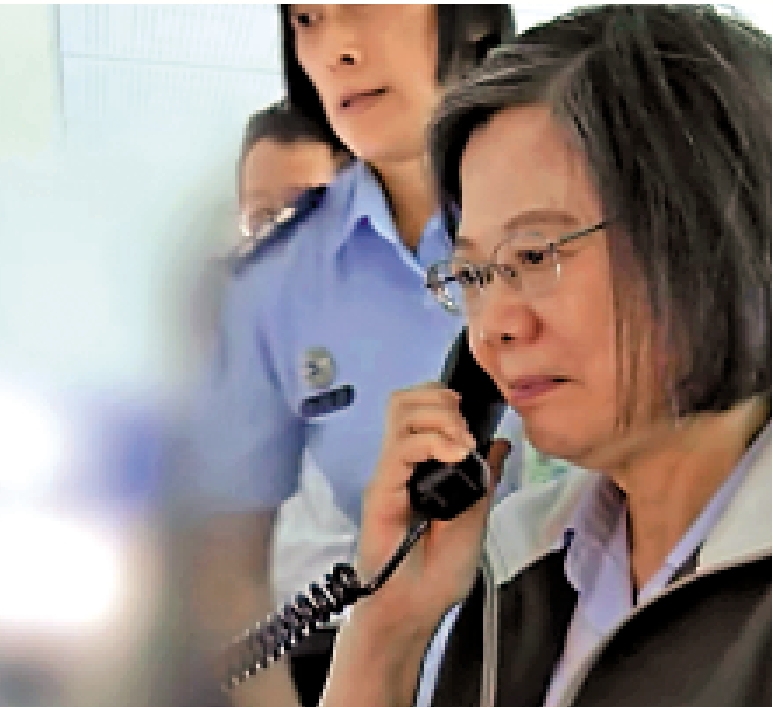 　　圖：聽到解放軍喊話的聲音，蔡英文一度尷尬。\視頻截圖