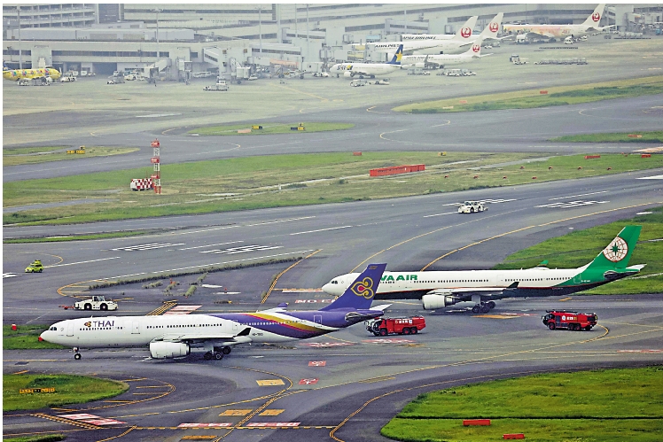 　　圖：台灣長榮航空飛機與泰國航空飛機10日在東京羽田機場跑道上發生碰撞。/路透社