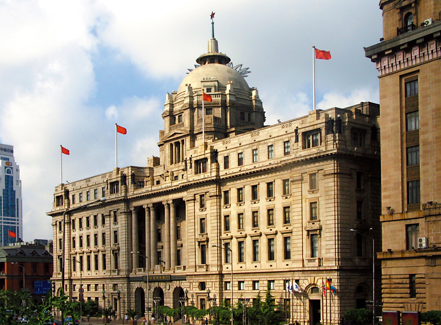 　　圖：上海中山東一路十二號大樓是外灘的地標性建築。\作者攝