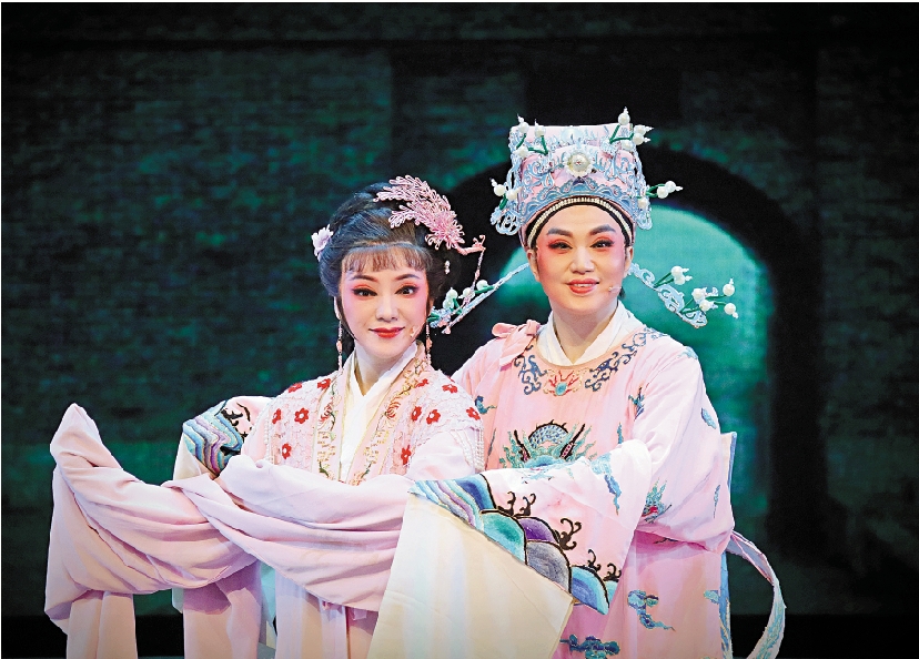 　　圖：廈門歌仔戲研習中心副主任莊海蓉（右）曾演出歌仔戲《刑部審妻》。