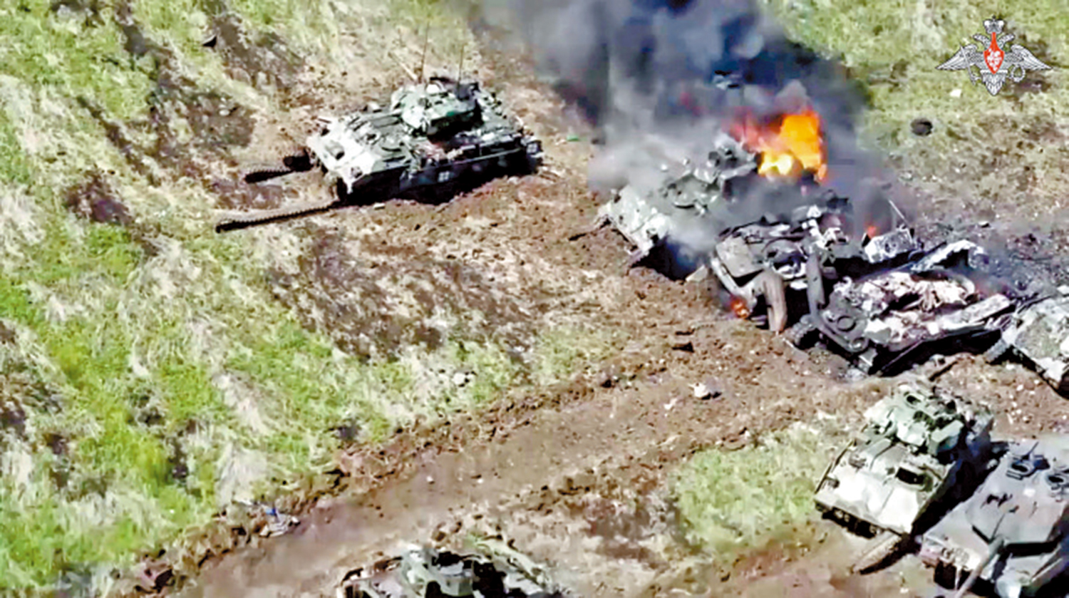 　　圖：俄國防部10日公布摧毀烏軍裝甲車的畫面。\路透社