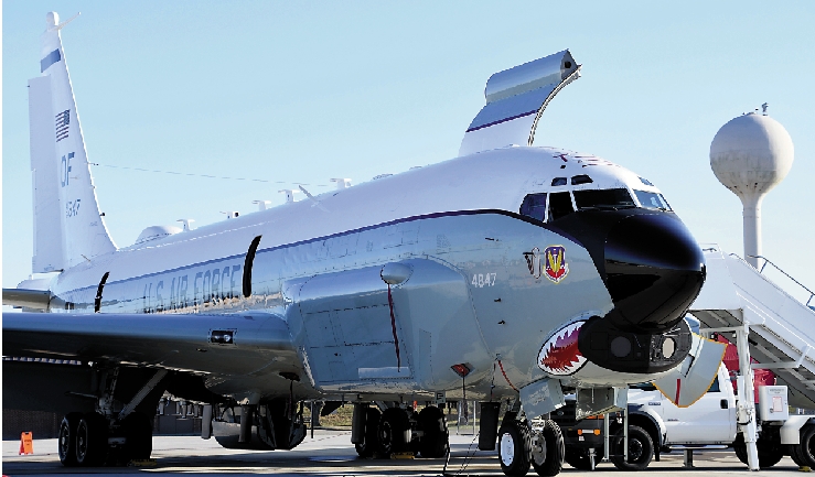 　　圖：RC-135U電子偵察機機頭安裝了特有的電子偵察設備。