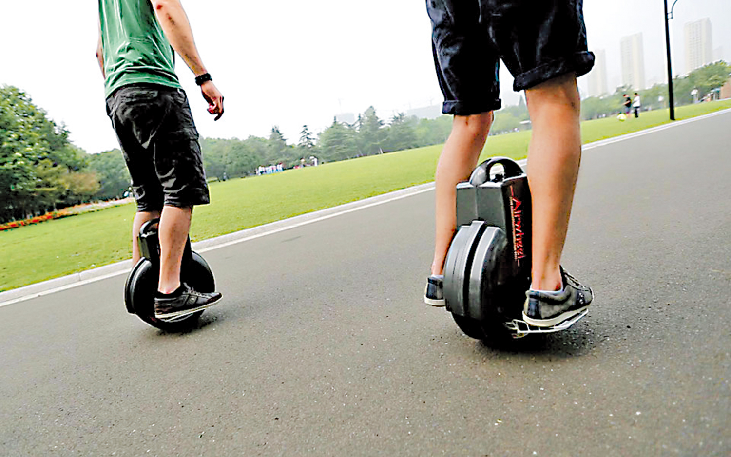 　　圖：政府建議電動可移動工具要設有車頭白燈、車尾紅燈等，沒有前後燈等裝置的「風火輪」或不合規格。\網上圖片