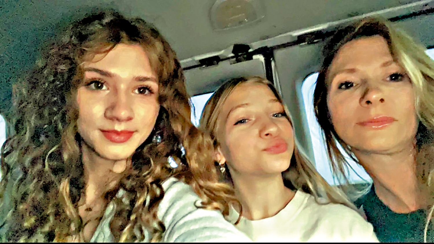 　　圖：德斯特凡諾（右）接到語音克隆電話，騙徒聲稱綁架了她的大女兒（左）。\網絡圖片