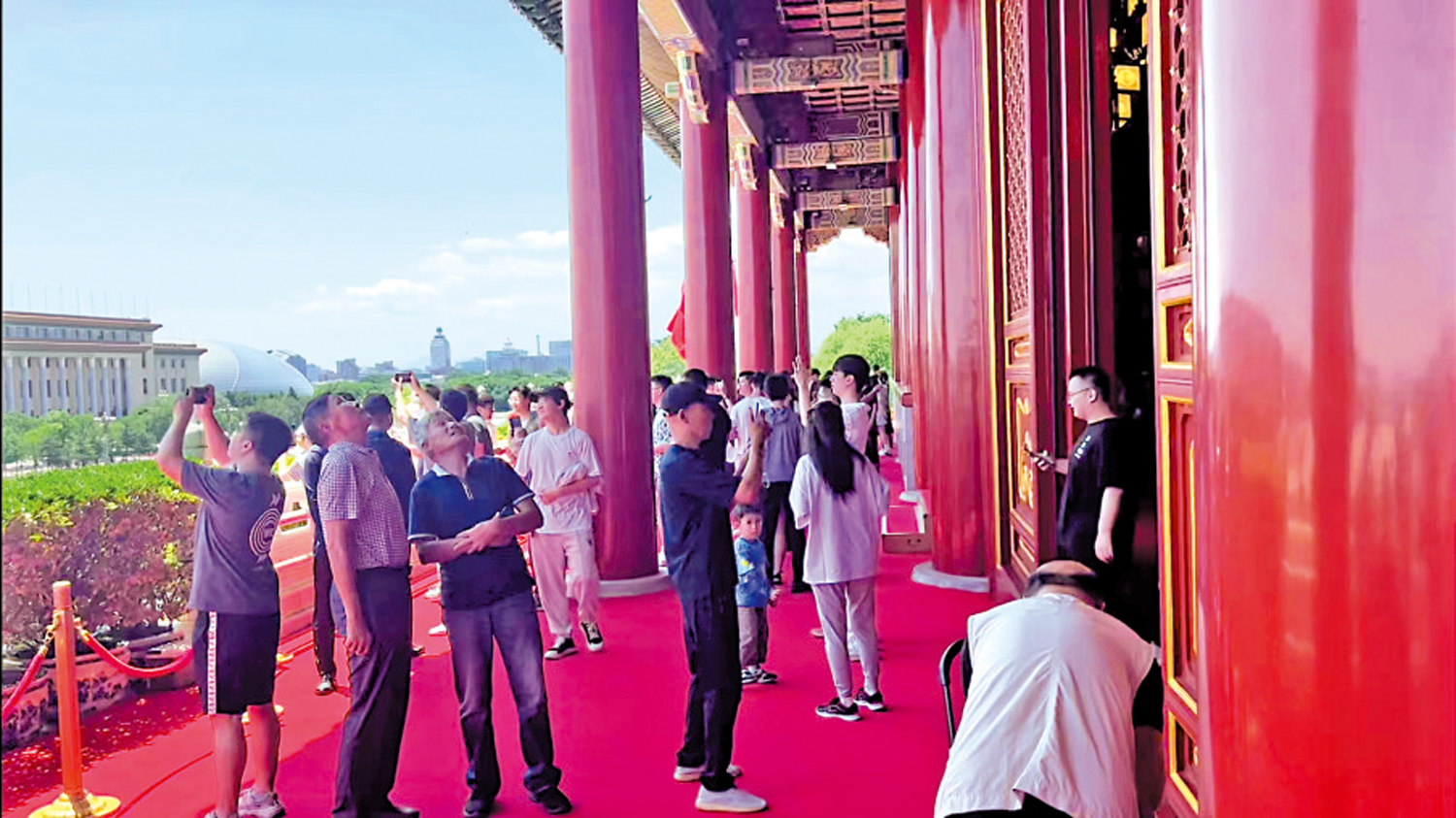 　　圖：6月13日，天安門城樓疫後恢復開放，首批遊客登城樓參觀。