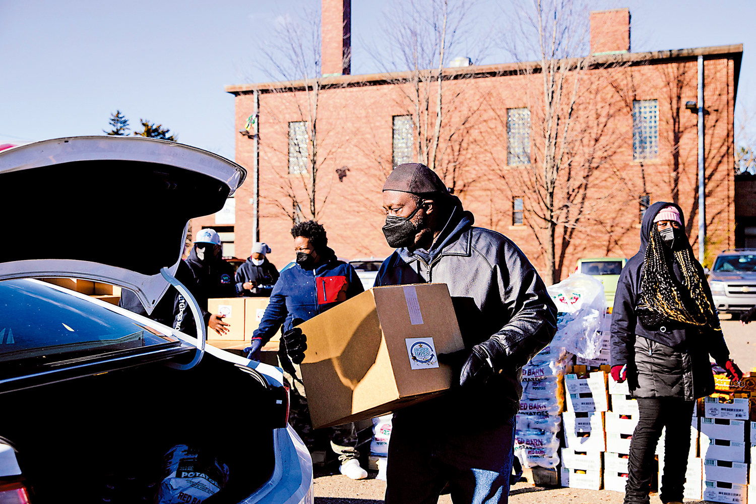 　　圖：美國大量新冠疫情補助被浪費或濫用，圖為底特律民眾領救濟物資。\路透社