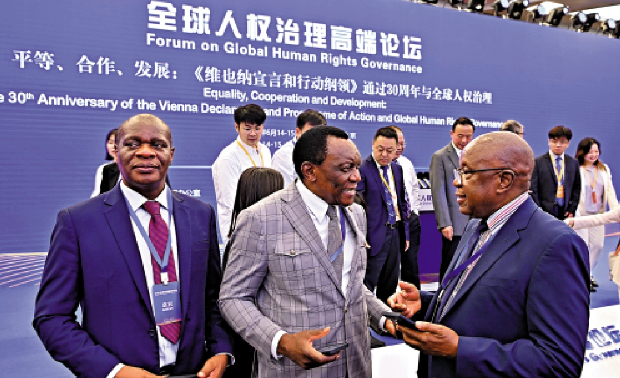 　　圖：14日，與會者在全球人權治理高端論壇現場交流。/新華社