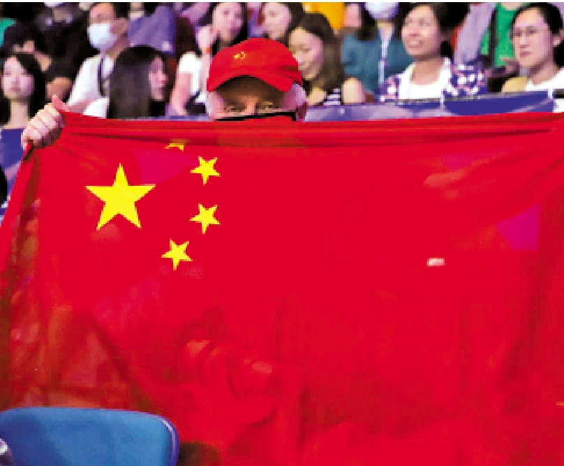 　　圖：「波蘭爺爺」戴着紅帽、穿上紅衣和手持中國國旗用普通話大呼「中國加油！」