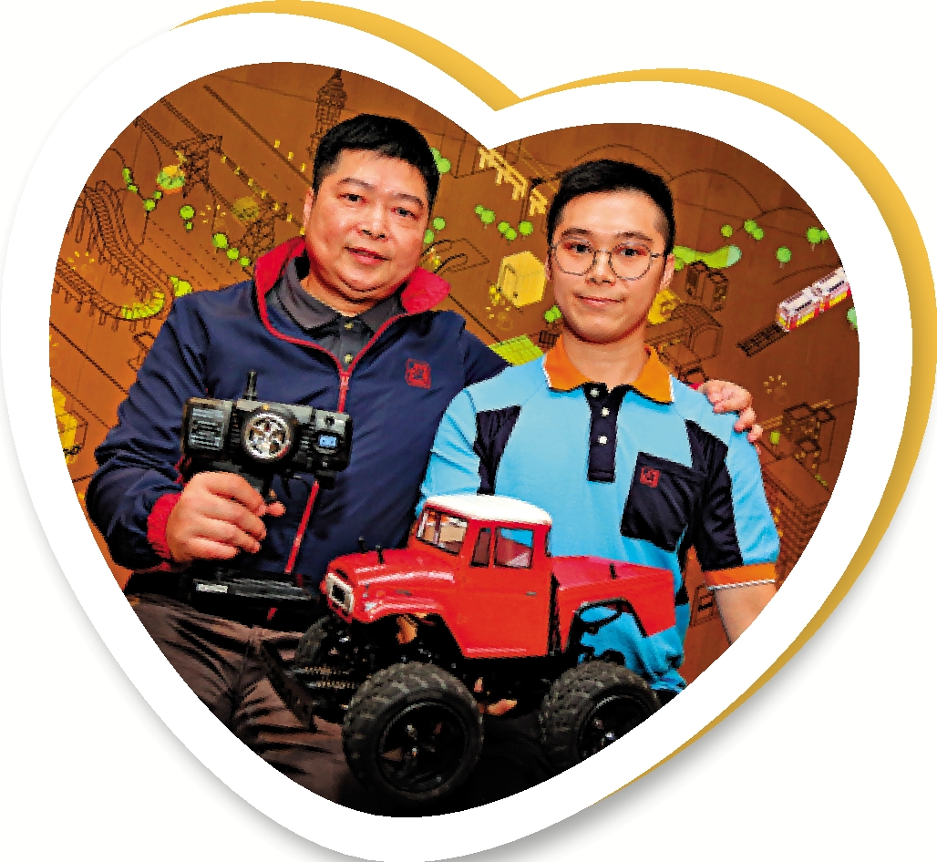 　　圖：文彥桓（右）笑言，年幼時爸爸文景華（左）在自己眼中幾乎是無所不能的。父子二人手持當年修復的玩具遙控車。\大公報記者黃洋港攝
