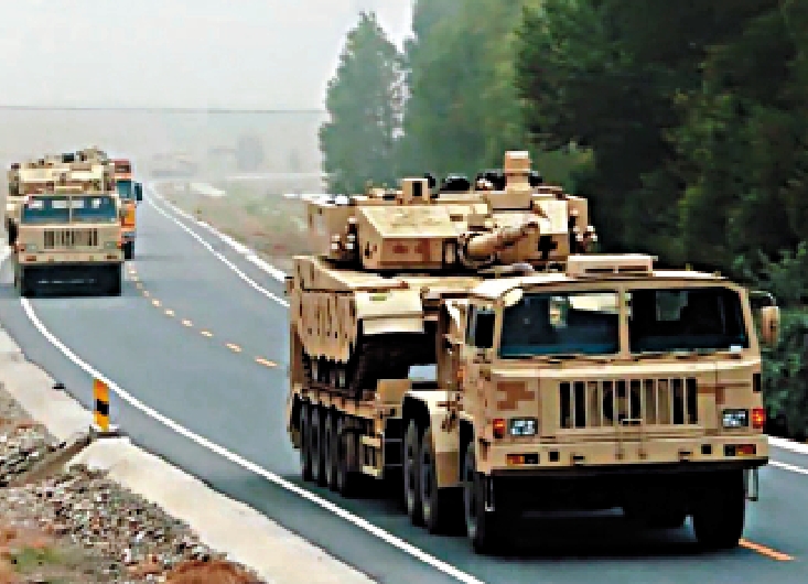 　　圖：TA4360重裝牽引拖車正在運載主戰坦克。