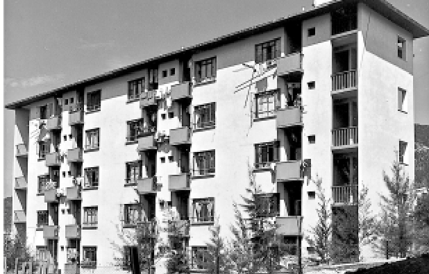 　　圖：1952年於深水埗建成的上李屋（見圖）是房協首個出租屋邨，為低收入家庭提供廉租房屋，當時有5座共360個單位，容納1900名居民，並擁有獨立廚廁，開創出租屋邨先河。於1995年，該屋邨重建為現時的「住宅發售計劃」屋苑樂年花園。