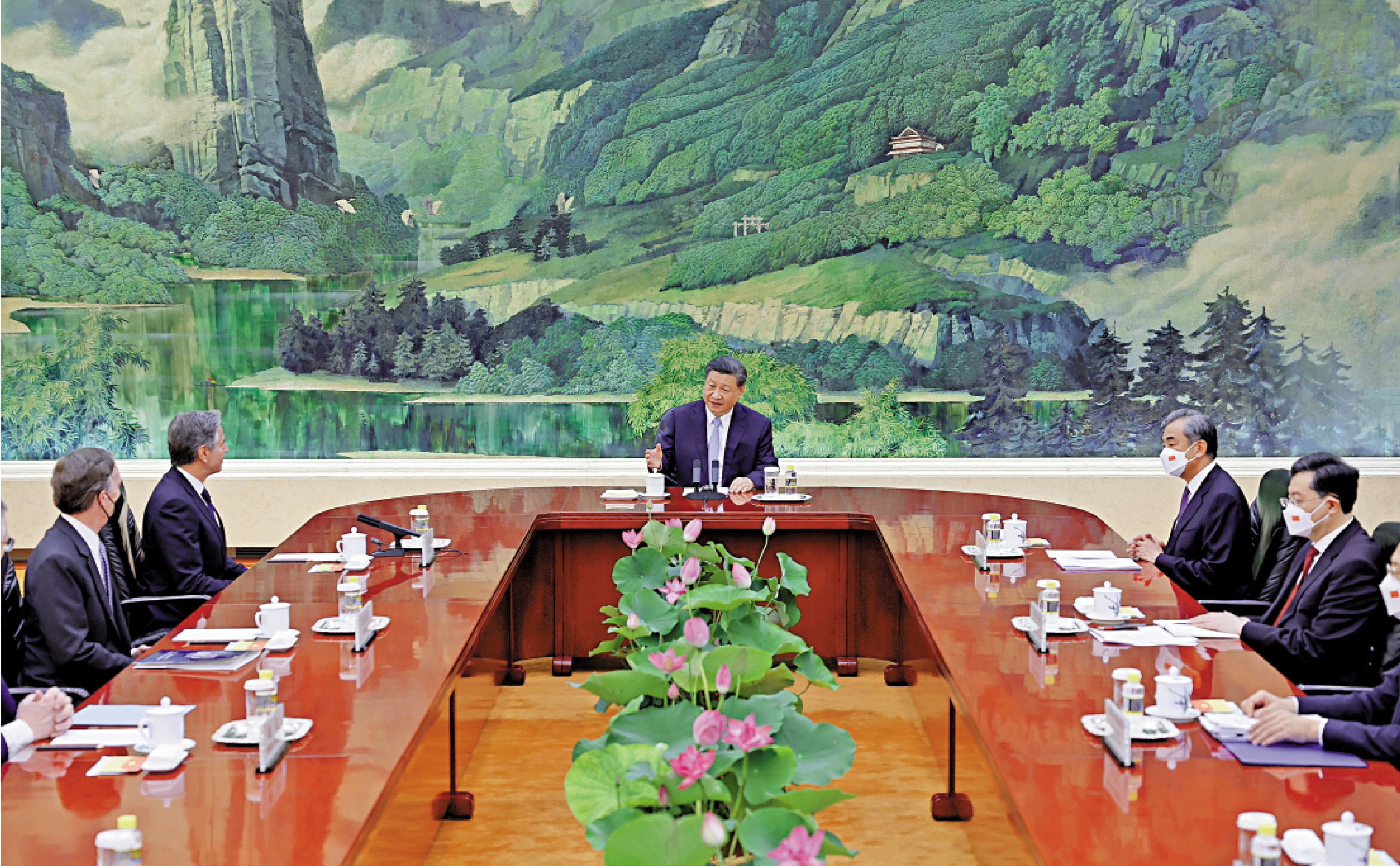 　　圖：6月19日下午，中國國家主席習近平在人民大會堂會見來訪的美國國務卿布林肯。會見現場，擺放在會見桌中央盛開的荷花十分引人注目。當下正是荷花盛開時節，「荷」與「和」「合」諧音，期待中美兩國和平共處、合作共贏。\新華社