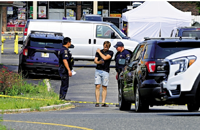 　　圖：芝加哥警方18日與槍案現場人員交談。\美聯社