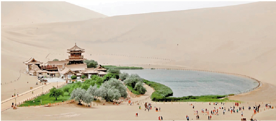 　　圖：敦煌鳴沙山月牙泉。 大公報實習記者王豪傑攝