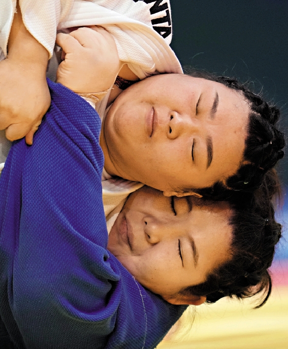 　　圖：徐仕妍（下）與宿欣（上）在大滿貫賽分奪金牌及銅牌。 資料圖片