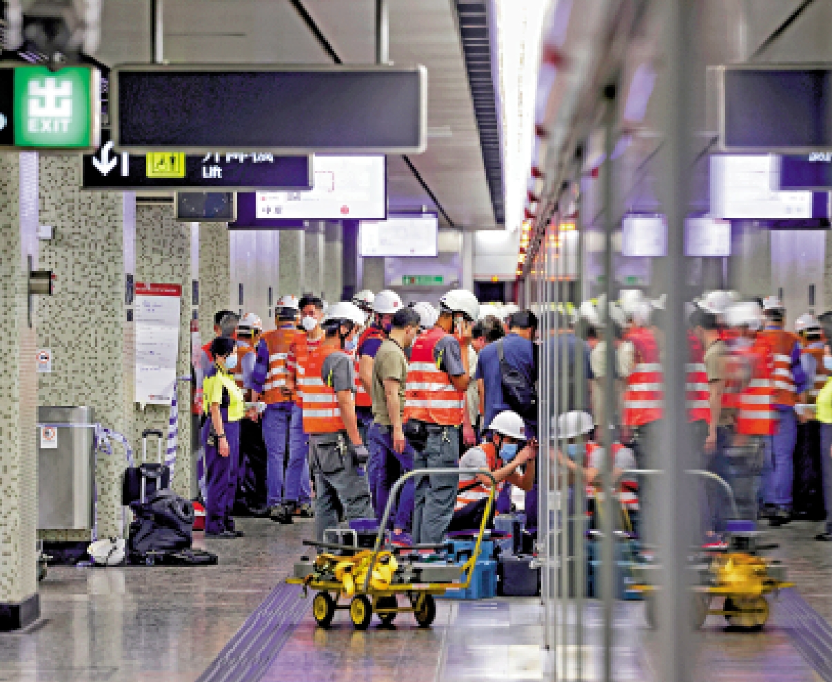 　　圖：港鐵提出五大改善方向，包括未來五年投放逾650億元更新鐵路設施及保養維修。圖為去年11月油麻地站發生車門鬆脫事故，工程人員進行搶修。
