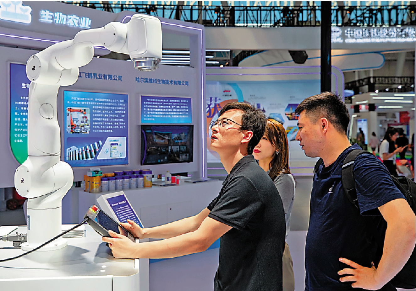 　　圖：近年來隨着醫療健康產業數字化有成，AI技術在藥物研發、醫療影像判讀等方面已有長足發展。\新華社