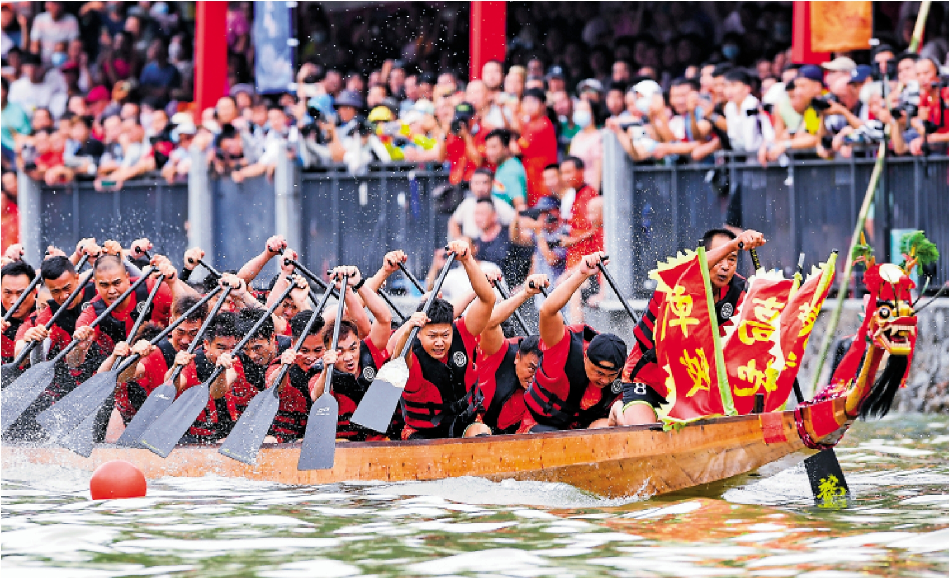 　　圖：6月15日，在廣東某龍舟競渡賽場上，划手們全力扒槳奮勇爭先。\新華社
