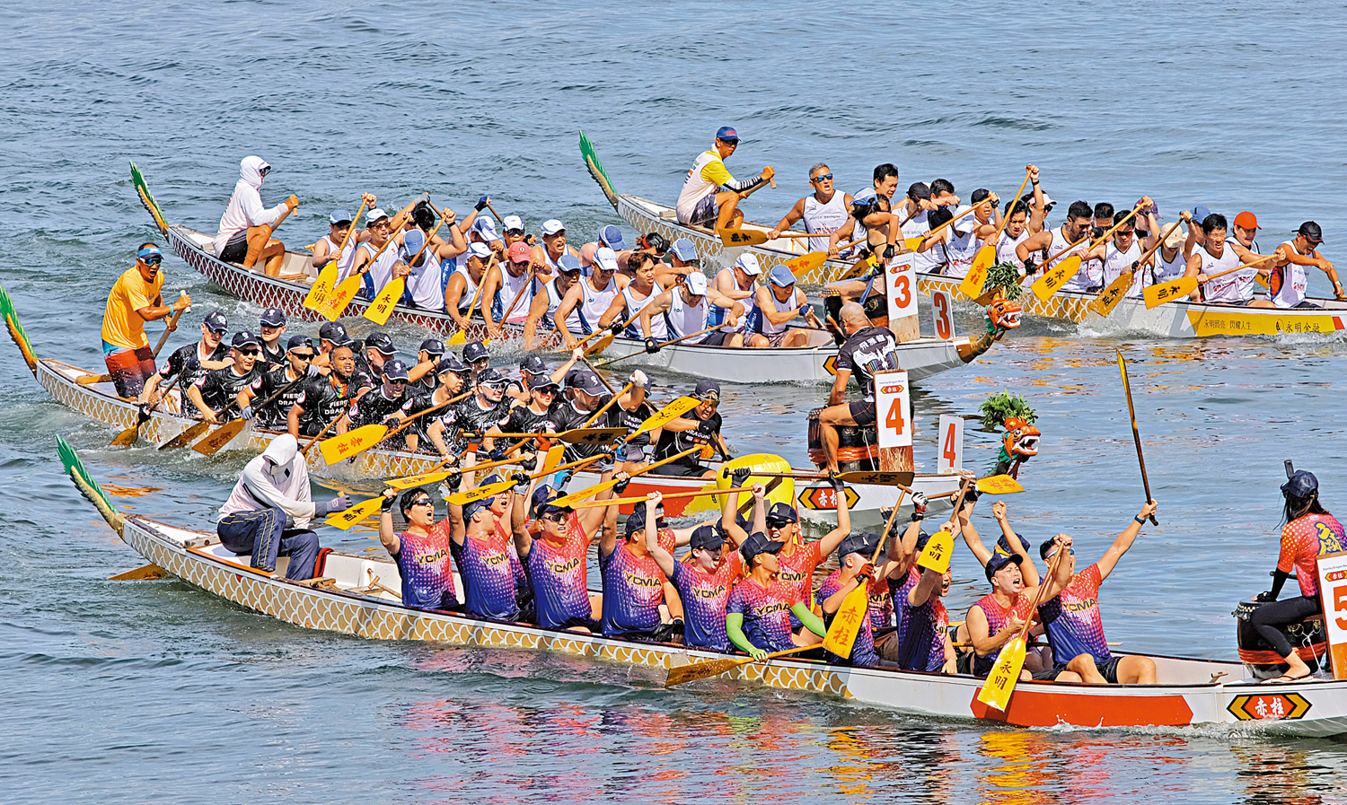 　　圖：赤柱昨日舉行國際龍舟錦標賽賽事，一眾健兒咬緊牙關拚盡全力爭勝。\大公報記者蔡文豪攝