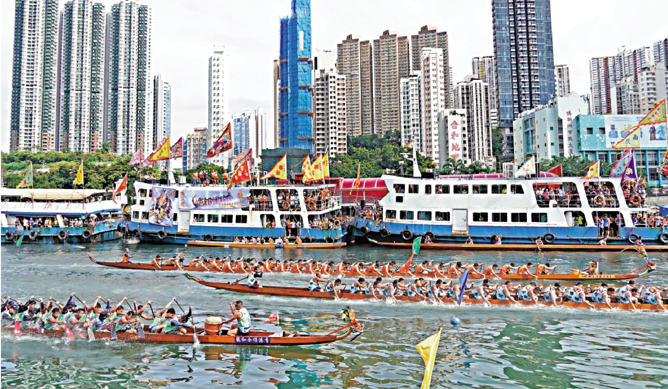 　　圖：香港仔的龍舟競渡比賽在區內的避風塘舉行，大批市民專程到船上近距離為健兒打氣。\大公報記者林良堅攝