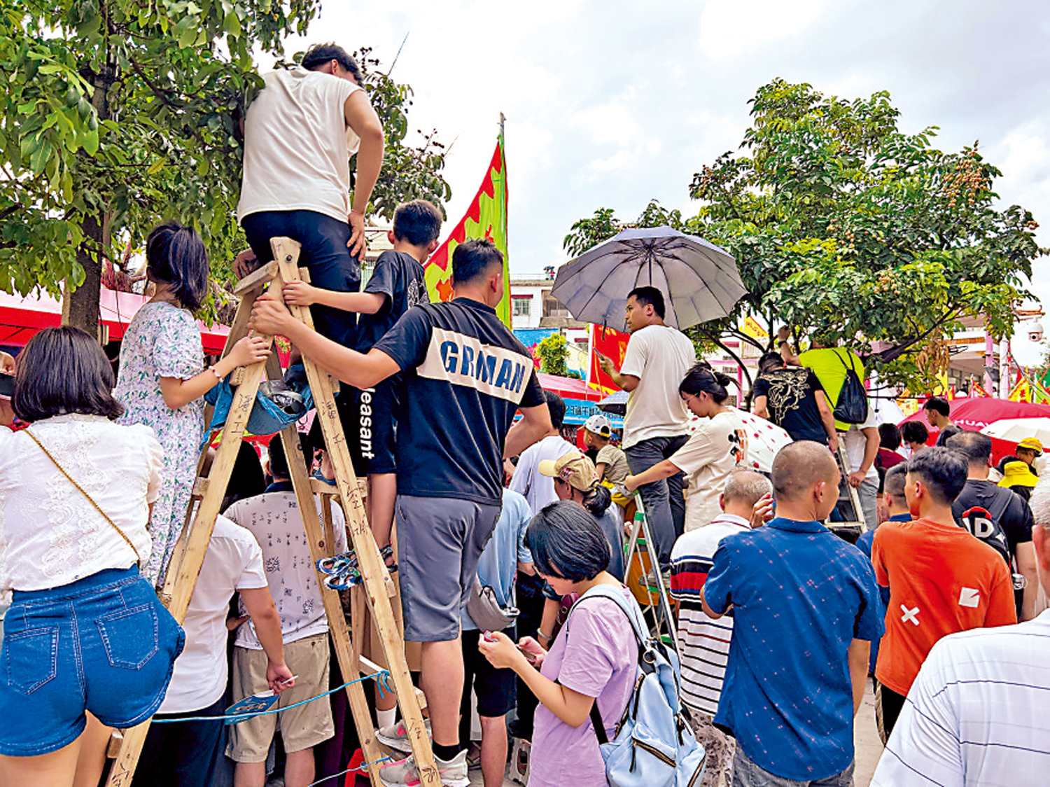 　　圖：比賽現場，觀眾搬來梯子觀賽。\大公報記者敖敏輝攝
