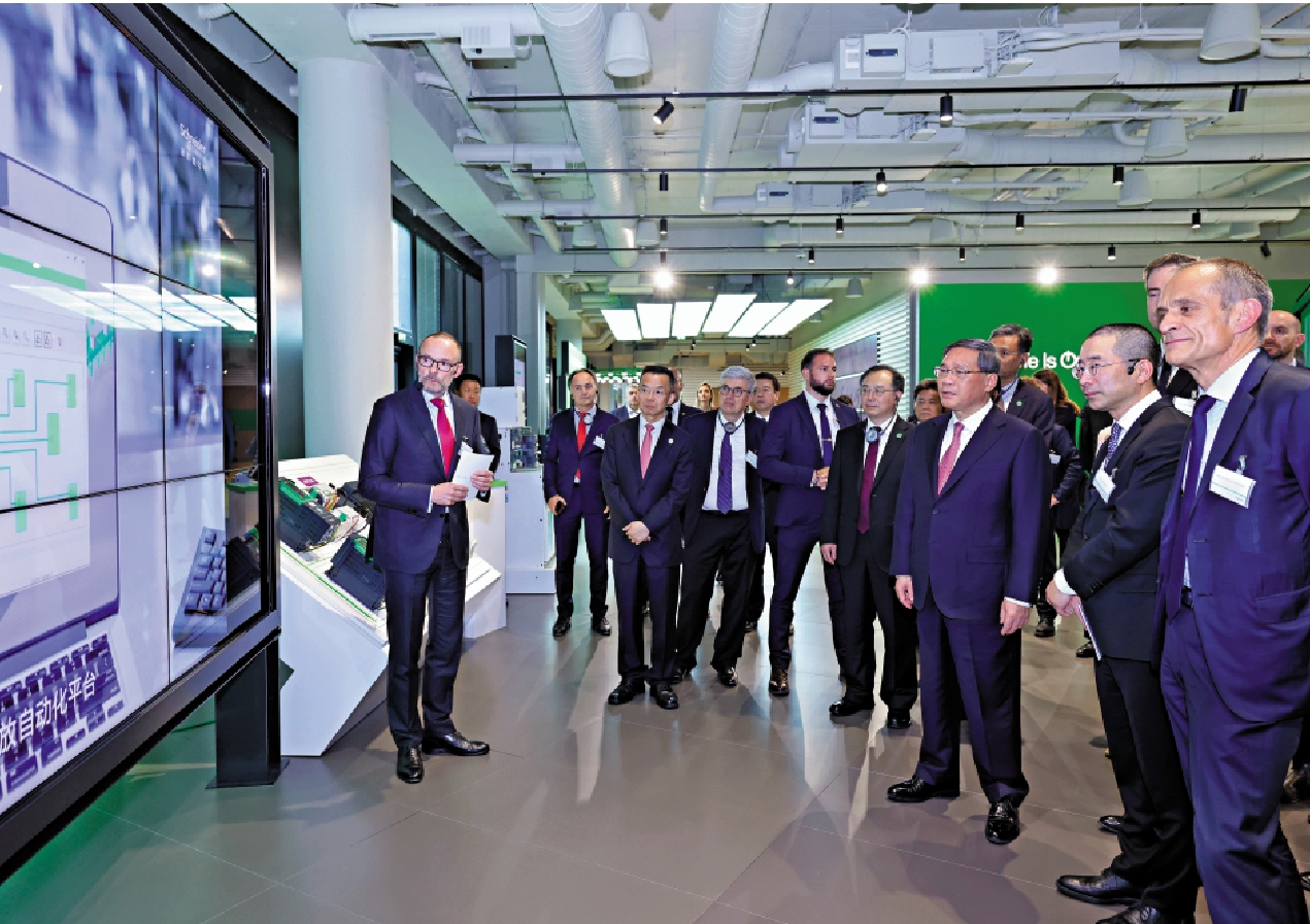 　　圖：當地時間21日下午，中國國務院總理李強赴施耐德電氣集團巴黎創新中心參觀。\新華社