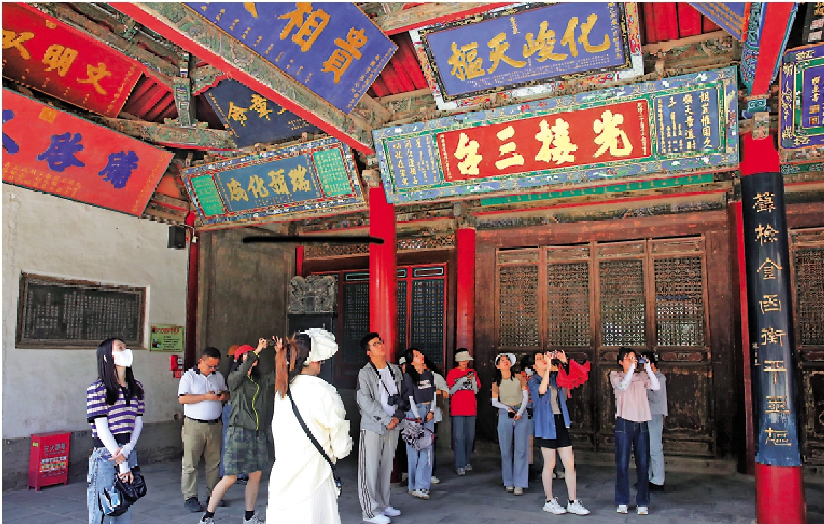 　　圖：同學們在武威文廟參觀採訪。/大公報實習記者黃倩怡攝