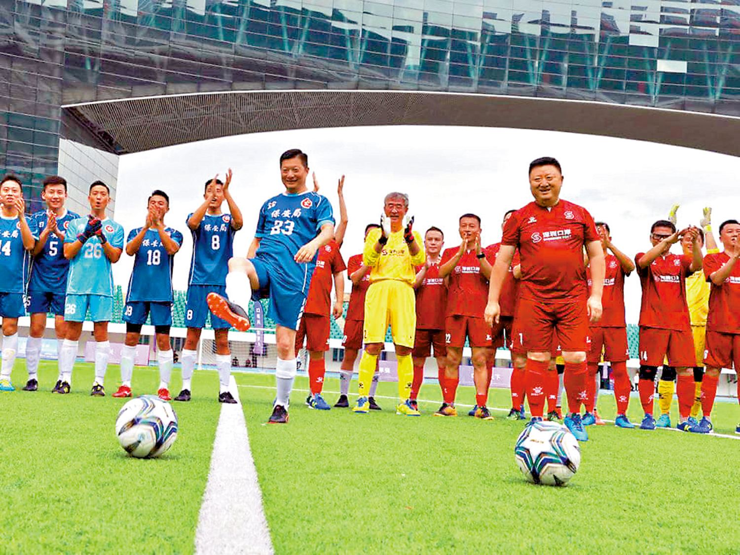 　　圖：鄧炳強着上23號波衫，代表保安局足球隊出戰深圳口岸機關聯隊，進行友誼賽。