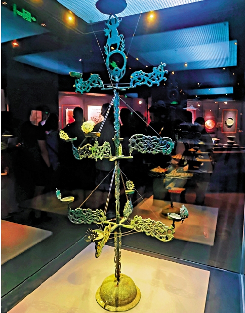 　　圖：甘肅省博物館銅連枝燈。\大公報實習記者朱子怡攝