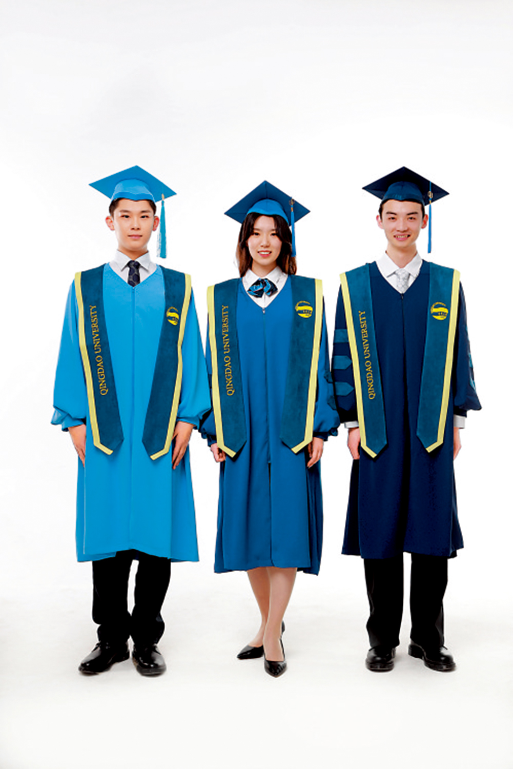 　　圖：青島大學學位服，左至右分別為：學士服、碩士服、博士服。
