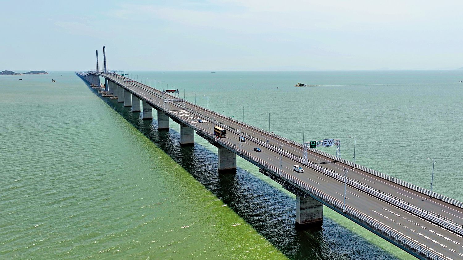 　　圖：隨着港珠澳大橋經貿新通道建設，港珠澳大橋的物流運輸功能更加凸顯。\受訪者供圖