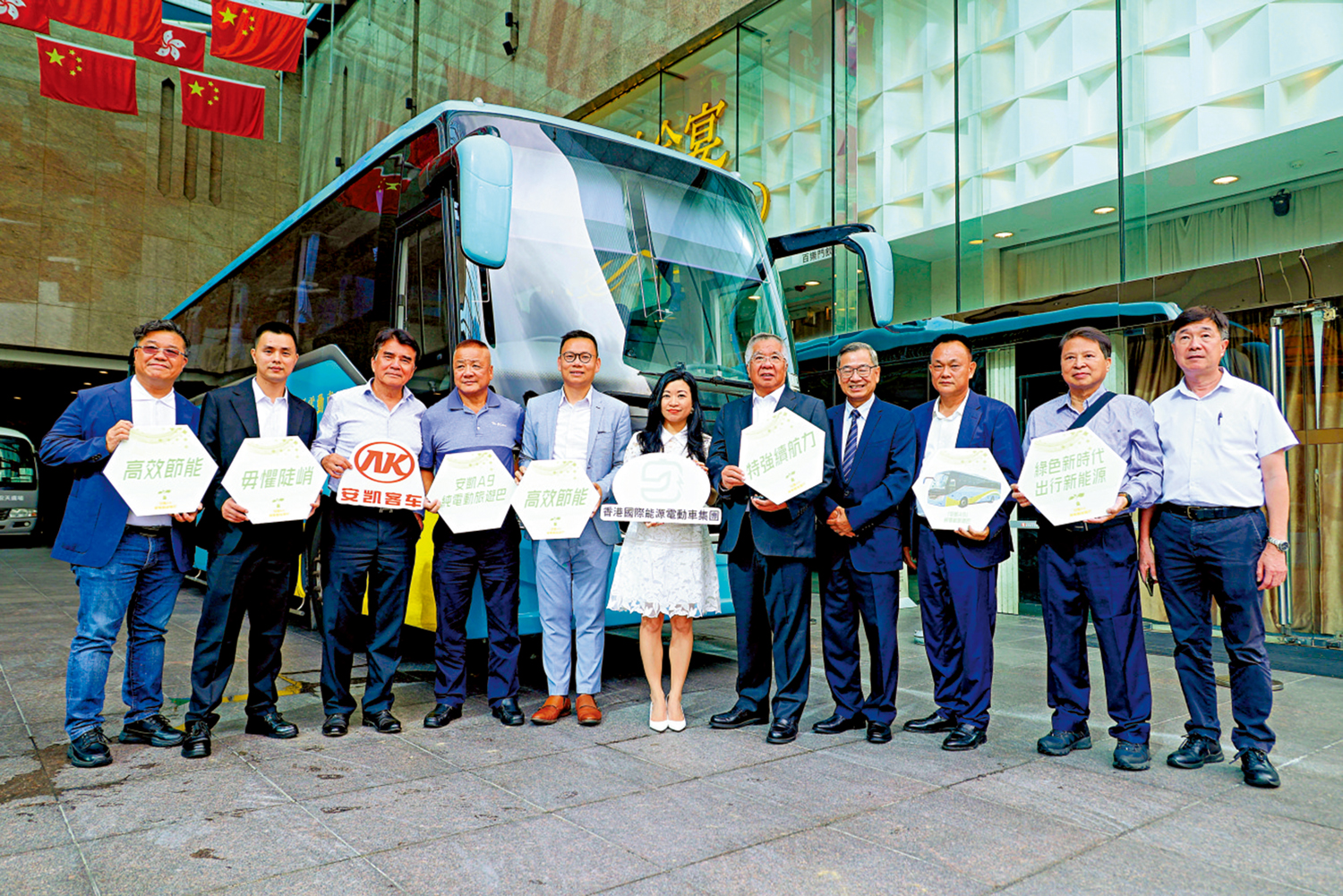 　　圖：運輸業界及立法會議員陳恒鑌，與「安凱A9」純電動旅遊巴合照。