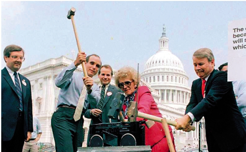 　　圖：上世紀80年代，美國國會議員當眾砸毀東芝產品。\網絡圖片