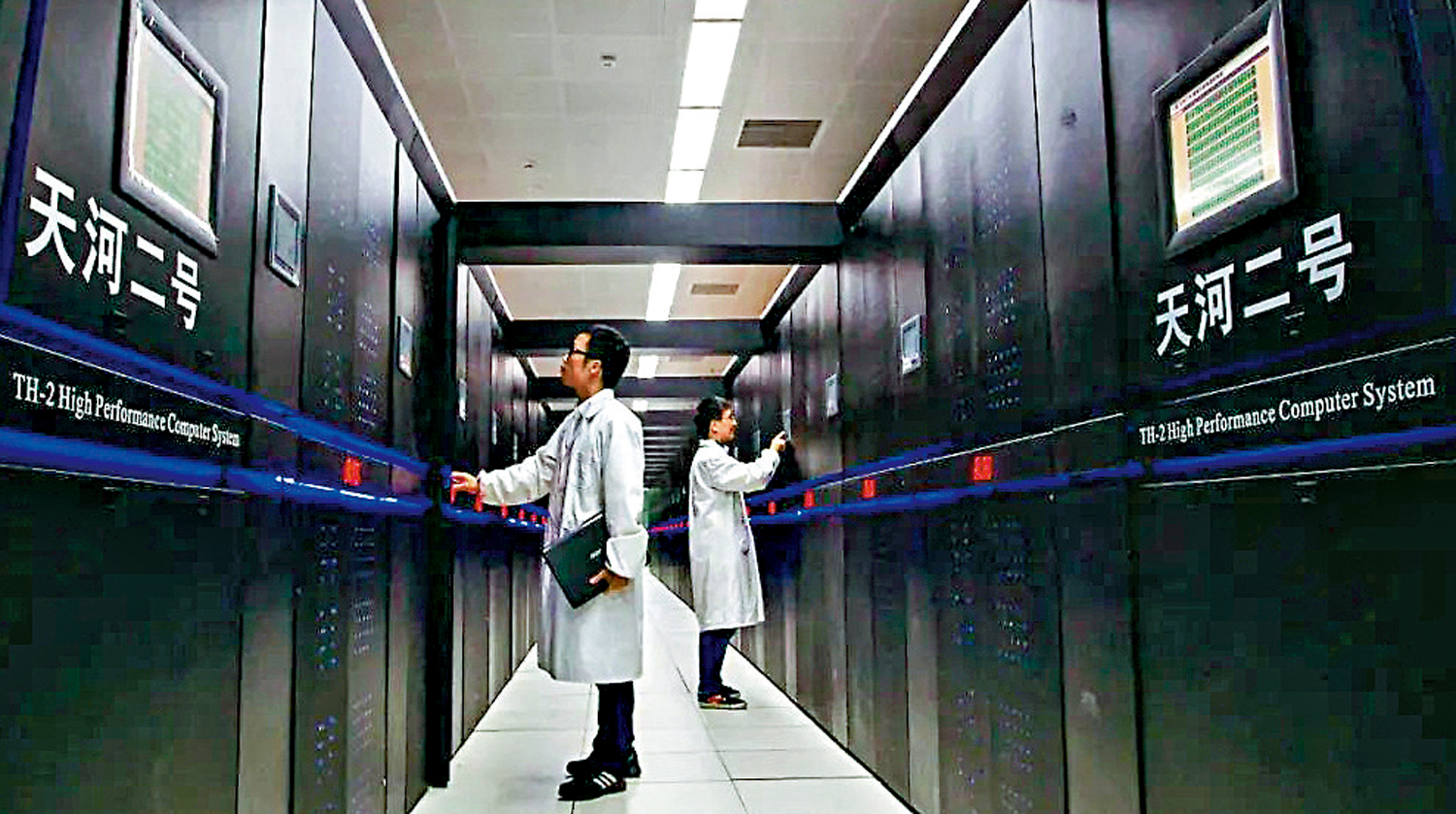 　　圖：國家超級計算廣州中心的技術人員在檢查「天河二號」超級計算機。