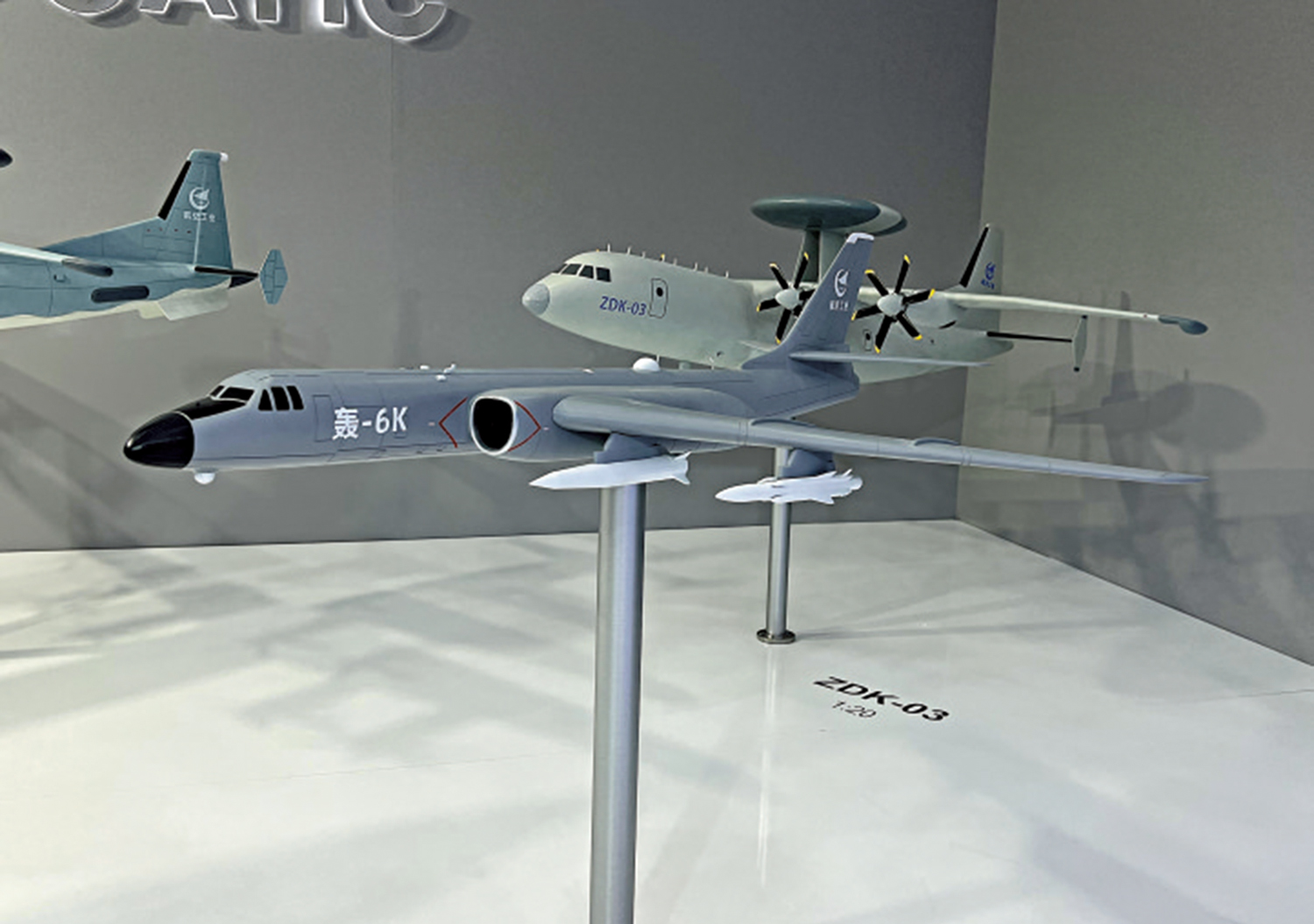 　　圖：巴黎航展上展示的轟-6K模型同時掛載2枚鷹擊-21和2枚鷹擊-12。