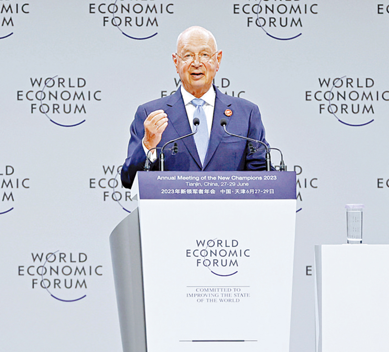 　　圖：6月27日，世界經濟論壇主席施瓦布在論壇開幕式上發言。\中新社