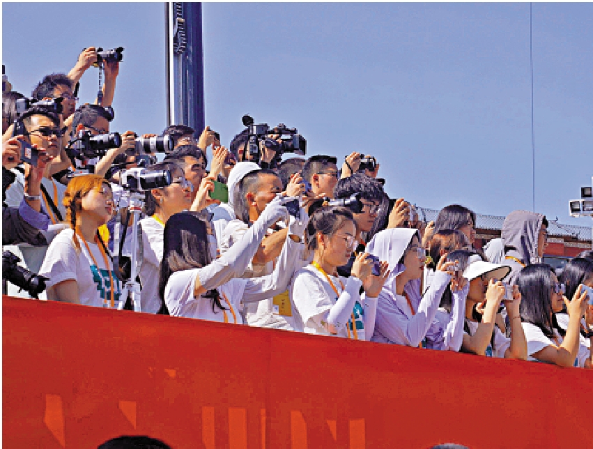 　　圖：隴港學子在公祭伏羲大典現場採訪。\大公報實習記者李樂兒攝