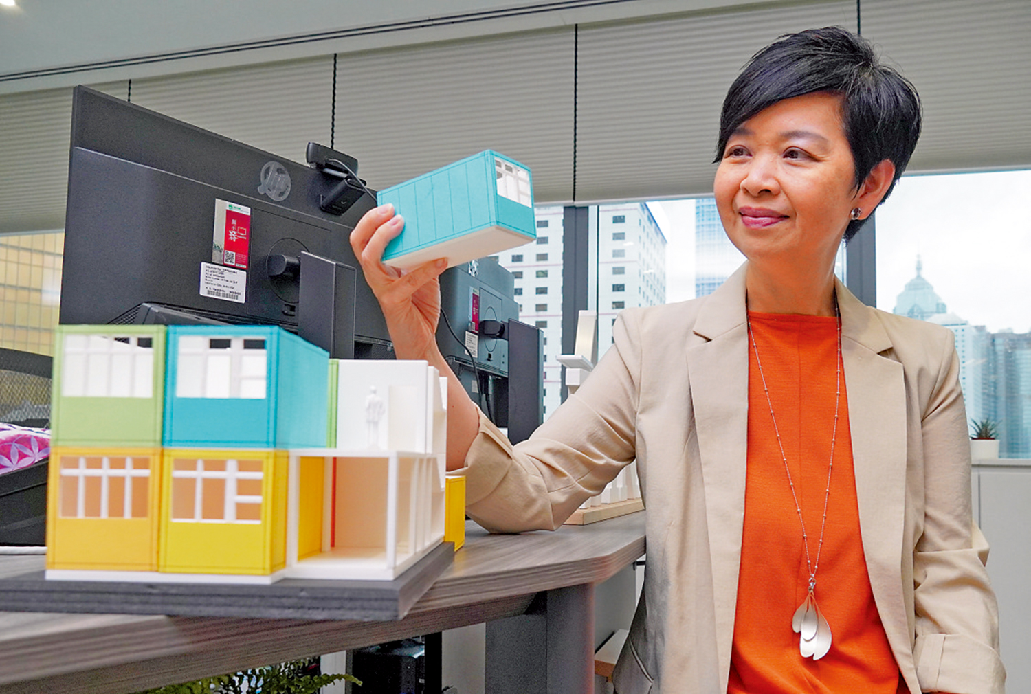 　　圖：何永賢接受《大公報》訪問時表示，簡約公屋與過渡性房屋猶如劏房居民的「救生艇」。