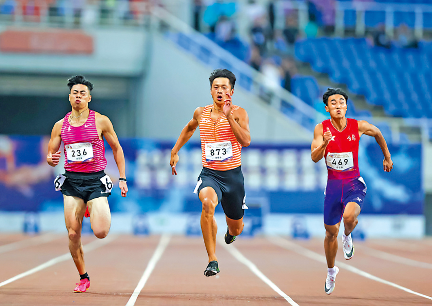 　　圖：謝震業（中）力壓群雄奪冠。\中新社