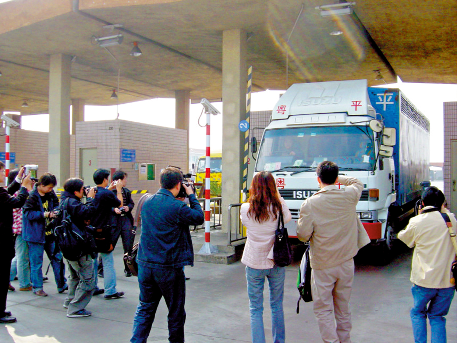 　　圖：2004年1月7日，香港CEPA第一票貨物在皇崗口岸順利通關。\受訪者供圖