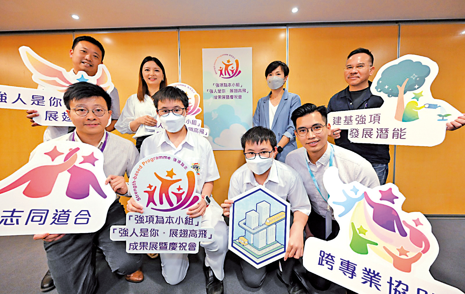 　　圖：教育局主辦「強人是你·展翅高飛」成果展暨慶祝會，邀請課程導師及學員等作分享。