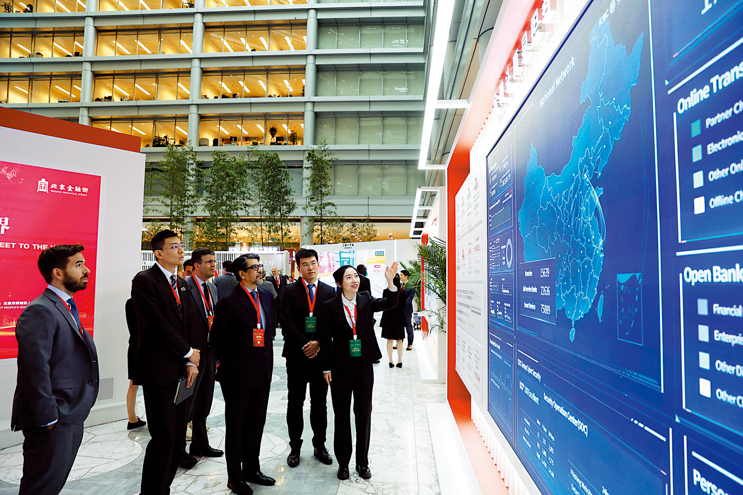 　　圖：6月8日，中國外交部在北京舉辦「攜手央企 對話世界」系列活動，來自80個國家的近百駐華外交官參加活動。圖為使節參觀「數創未來」主題展覽。\中新社