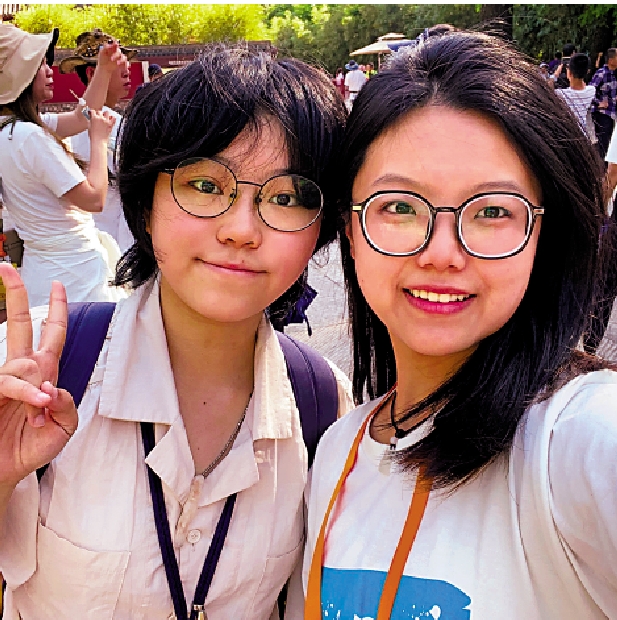 　　圖：香港學子黃倩怡（左）與甘肅學子水樂珺（右）合影。\大公報實習記者水樂珺攝