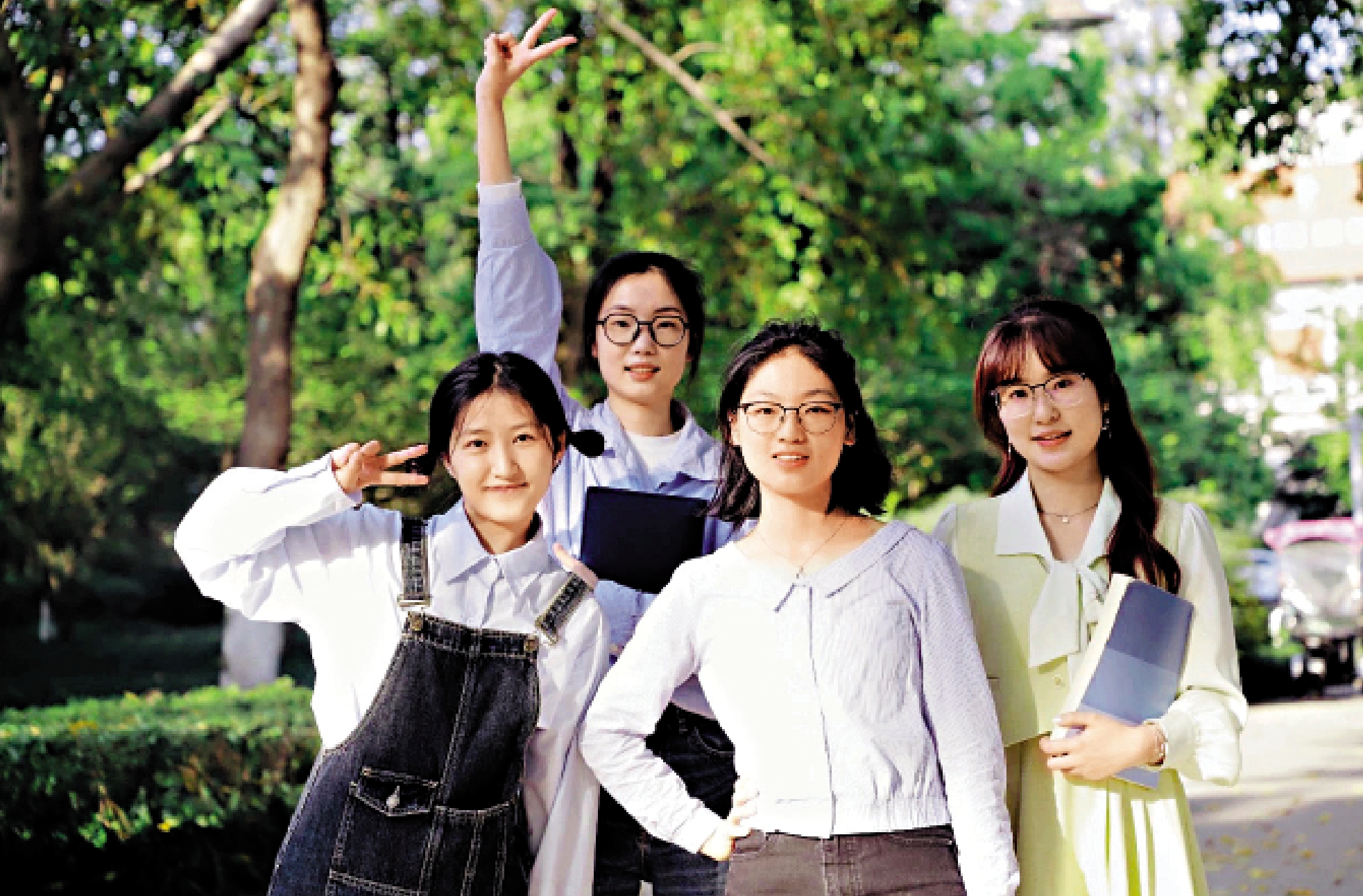 　　圖：吉宇、陳逸虹、曾琴、方卓雅在校園合影。\受訪者供圖